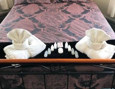 Standard Queen Room with Shared Bathroom