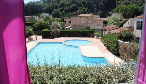 Apartment with Pool View 