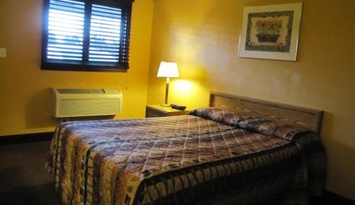 Standard Queen Room - Non-Smoking