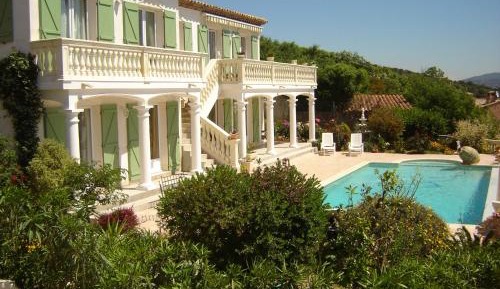 Apartment with Pool View 