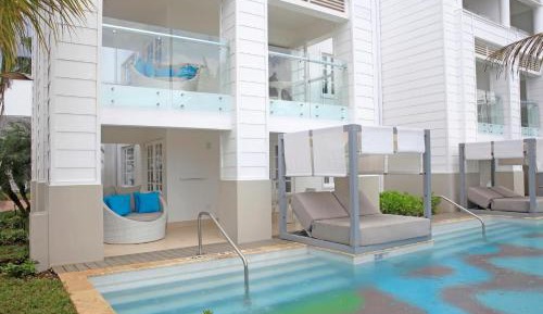 Beachfront Honeymoon Swim Up Suite