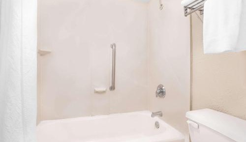 Queen Room - Mobility Access/Non-Smoking