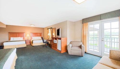 One-Bedroom Suite with 3 Queen Beds, Non-Smoking