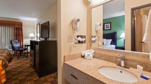 Queen Room with Bathtub - Mobility Accessible/Non-Smoking