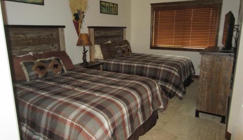 Deluxe Queen Suite
