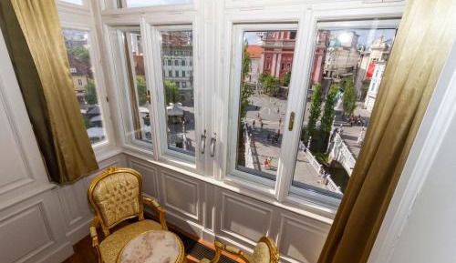 Three-Bedroom Apartment with Main Square View