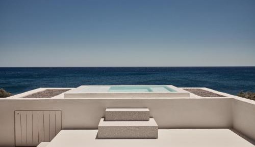 Storia Suite with Outdoor Hot Tub and Panoramic Sea View