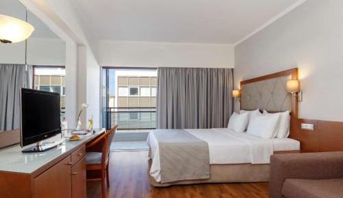 Double Room with Queen Bed and City View - Non-Smoking