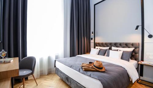 Studio Apartment with Queen Bed