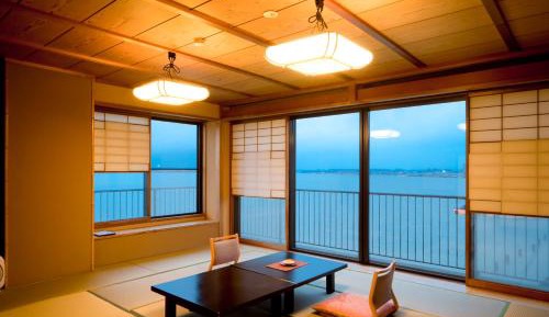 Family Room with Lake View - Non-Smoking