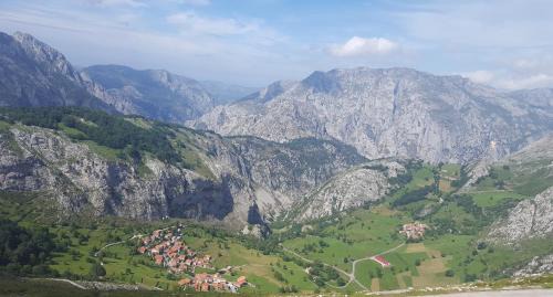 Apartment with Mountain View