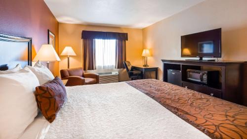 King Room with Mobility Accessible Tub and Sofa Bed