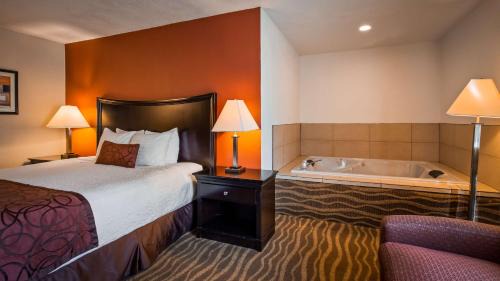 King Suite with Hot Tub and Sofa Bed - Non-Smoking