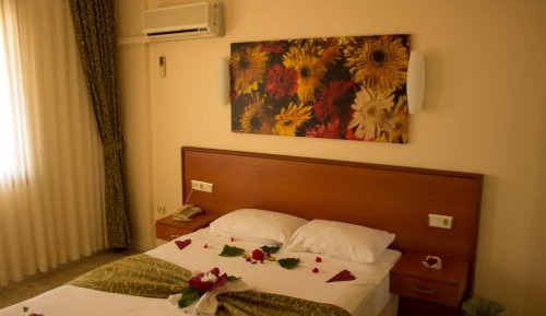 Double or Twin Room with Partial Sea View
