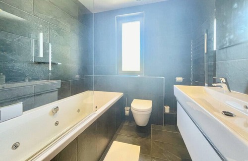 Glasgow House | Clyde Villa Apartment