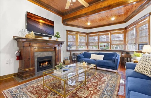 Downtown Apartment | Spacious Downtown Flat w/ free parking