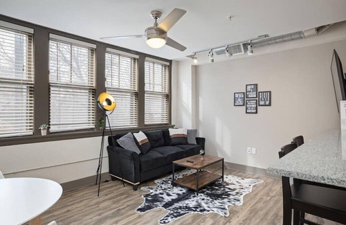 Hanover Place Apartment | ✔ Work Remote! King Bed Midtown KC ✔