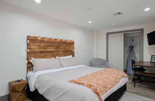 Hanover Place Apartment | ✔ Work Remote! King Bed Midtown KC ✔