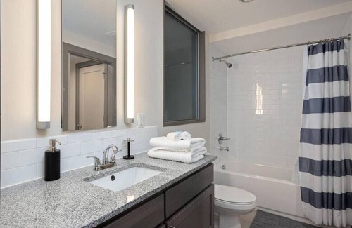 Hanover Place Apartment | ✔ Work Remote! King Bed Midtown KC ✔