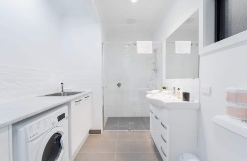 Bendigo House | Modern Bendigo Haven Near Hospital: Comfort & WiFi