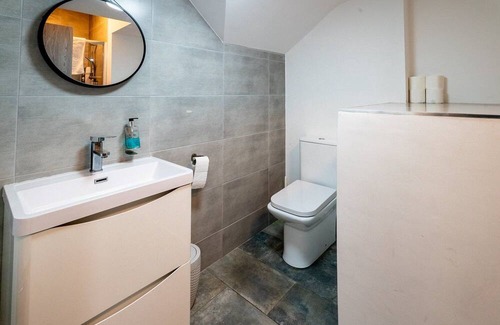 Roath Apartment | 3 BR, close to City, Free Parking