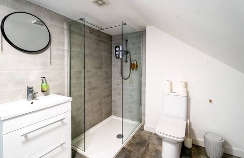 Roath Apartment | 3 BR, close to City, Free Parking
