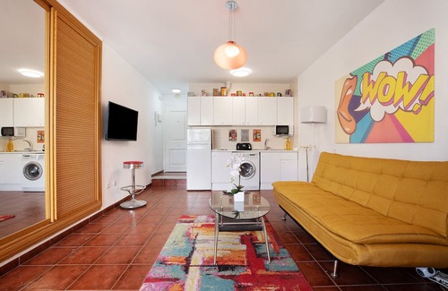 Torremolinos City Centre Apartment | Studio Apartment "Lahola" with Private Terrace & Wi-Fi