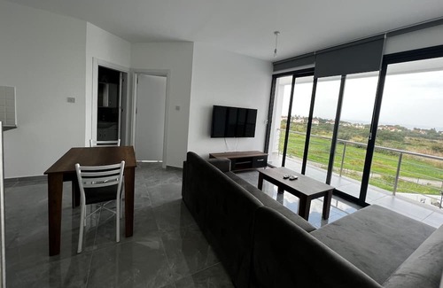 Edremit Apartment | Flat w Shared Pool 2 min to Beach in Edremit