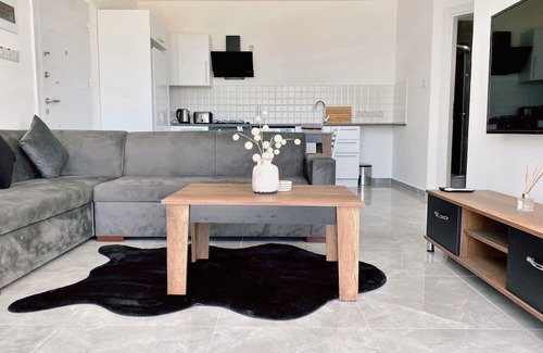Edremit Apartment | Flat w Shared Pool 2 min to Beach in Edremit