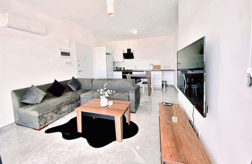 Edremit Apartment | Flat w Shared Pool 2 min to Beach in Edremit