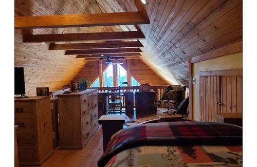 Prairie Du Chien House | Log cabin get- away with Hot Tub!