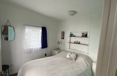 Omokoroa House | Original Omokoroa Bach with sea views- 4 min walk to beach!