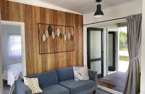 Omokoroa House | Original Omokoroa Bach with sea views- 4 min walk to beach!