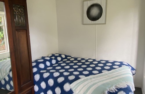 Omokoroa House | Original Omokoroa Bach with sea views- 4 min walk to beach!