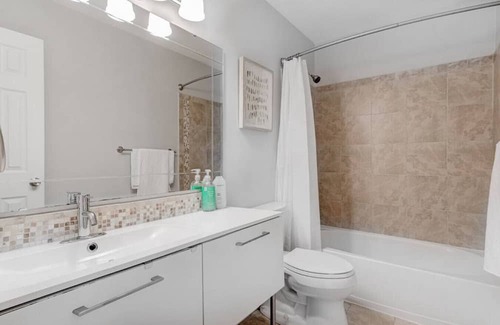 Cary House | Lovely townhome minutes to downtown Raleigh/Cary