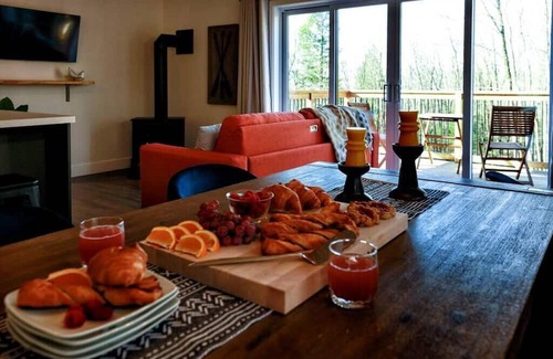 Orford Ski Chalet | Chalet Woodpecker Lodge - Warm + Spa