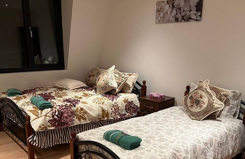 London Borough of Ealing Apartment | Very big and Luxury studio