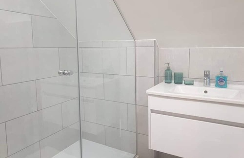 Putney Apartment | New - King bed flat near parks. 2fl