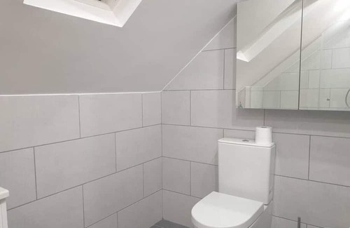 Putney Apartment | New - King bed flat near parks. 2fl