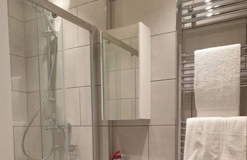 Putney Condo | Well located king bed studio 35 minutes from the heart of London. 1071 gr fl
