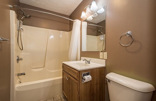 Farmington House | JV Thompson | Jacuzzi Tub Historic Inn Room