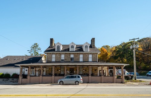 Farmington House | JV Thompson | Jacuzzi Tub Historic Inn Room