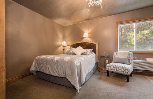 Farmington House | JV Thompson | Jacuzzi Tub Historic Inn Room