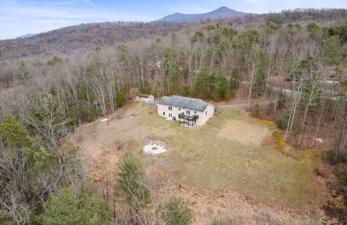 Luray House | Family Getaway at Cross Mountain