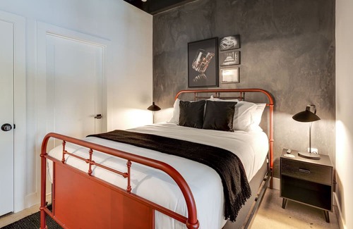 Nashville Apartment | NEW Studio with 2 Beds 7 mins to Broadway