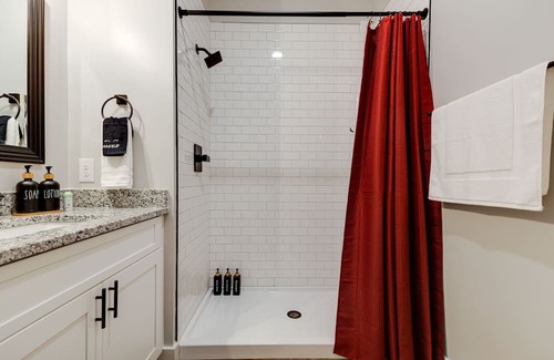 Nashville Apartment | NEW Studio with 2 Beds 7 mins to Broadway