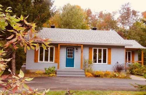 Lac-Brome Ski Chalet | The Hot Duck*Ski Bromont*SPA*Foyer