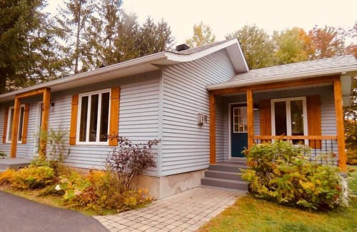 Lac-Brome Ski Chalet | The Hot Duck*Ski Bromont*SPA*Foyer