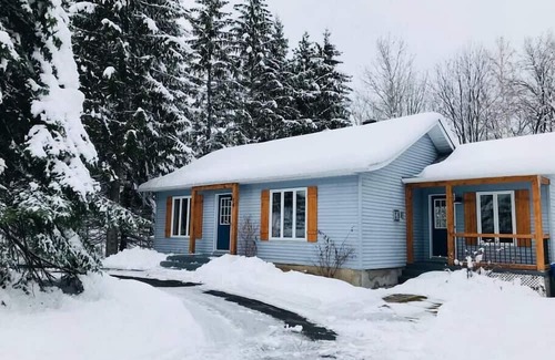 Lac-Brome Ski Chalet | The Hot Duck*Ski Bromont*SPA*Foyer