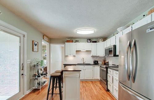 Bellevue House | NEW Secluded Pool Home 20 Mins to DWTN!